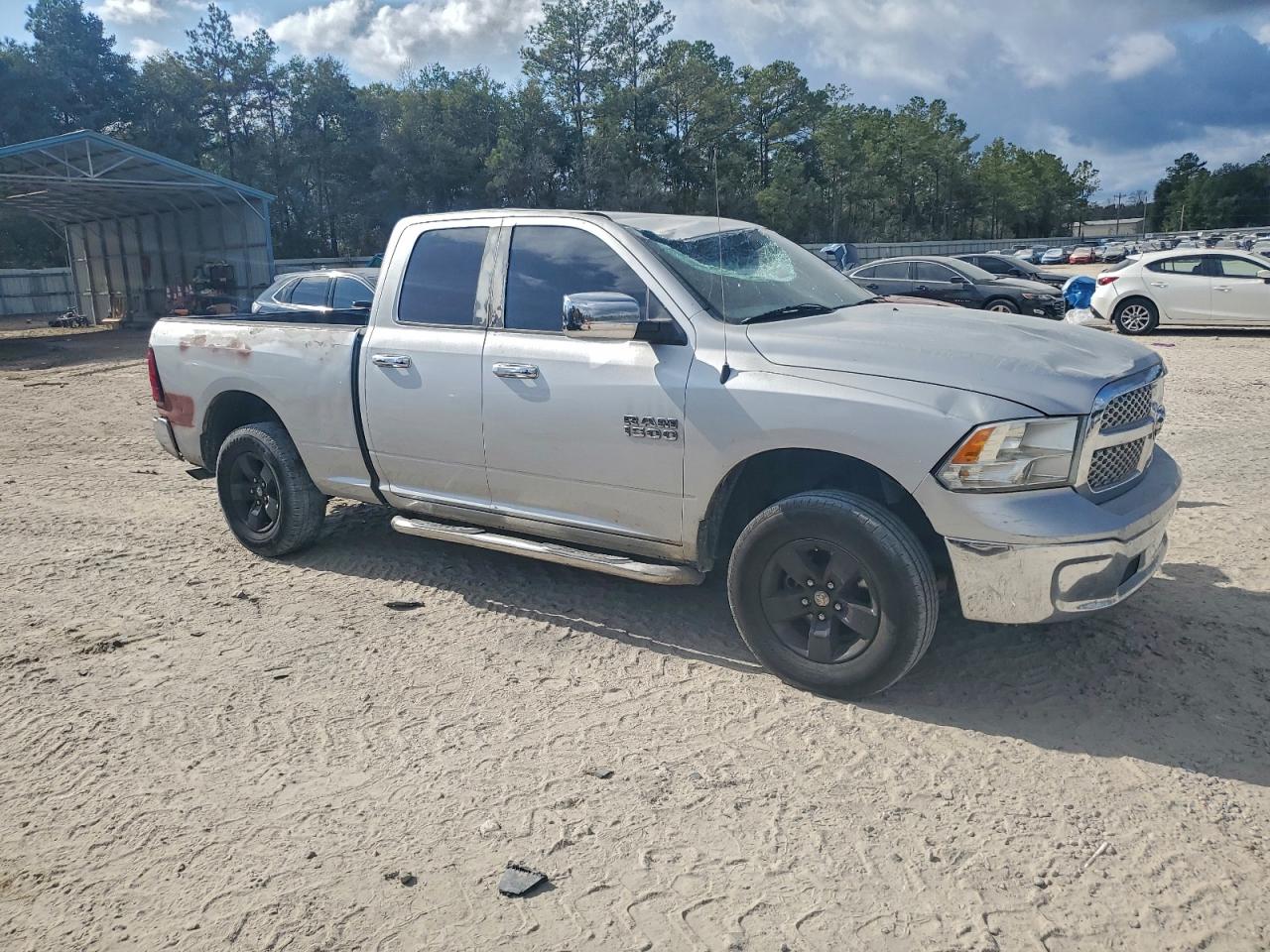 2015 RAM 1500 SLT photo 4