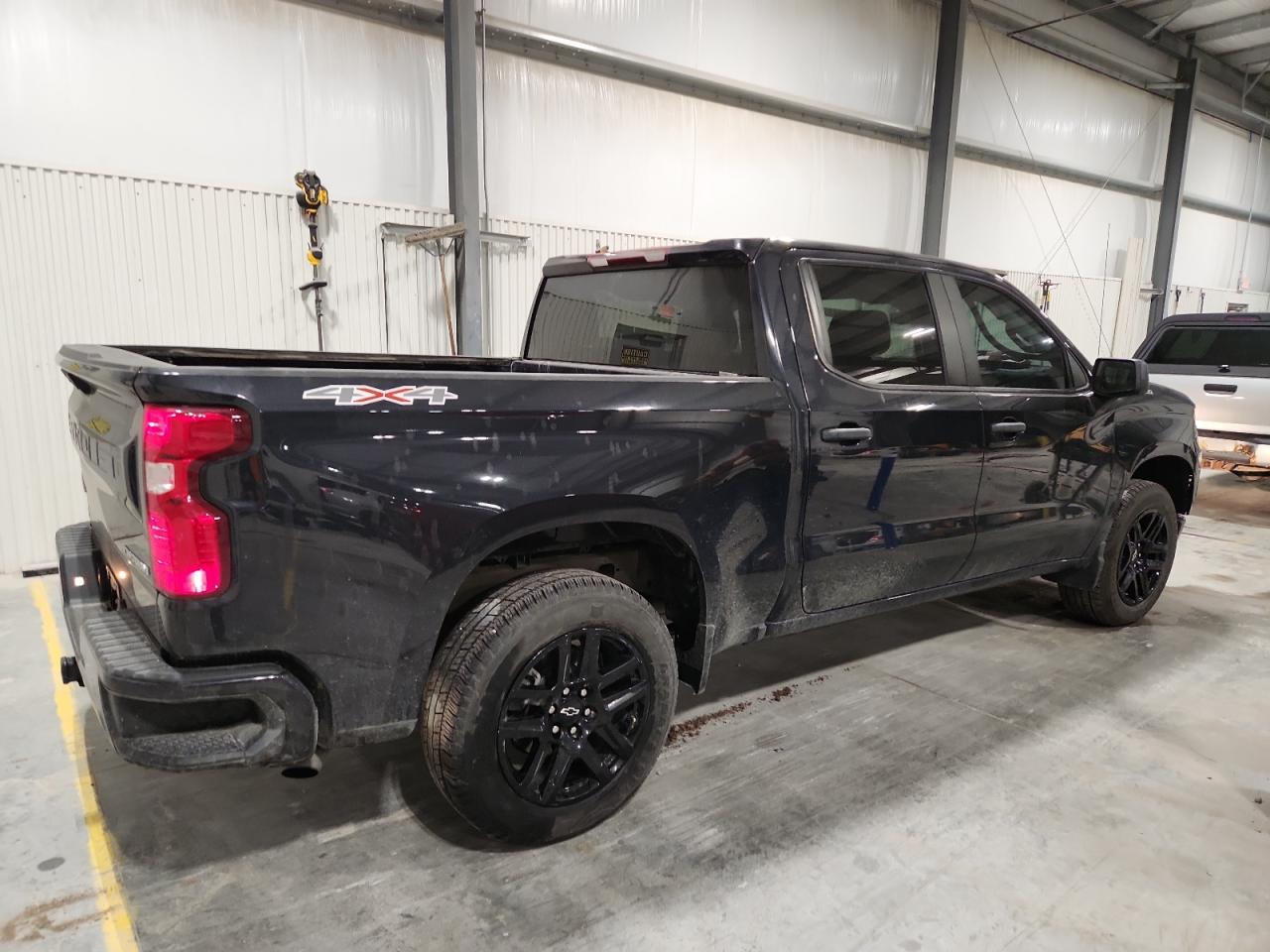 2023 CHEVROLET SILVERADO K1500 CUSTOM photo 3