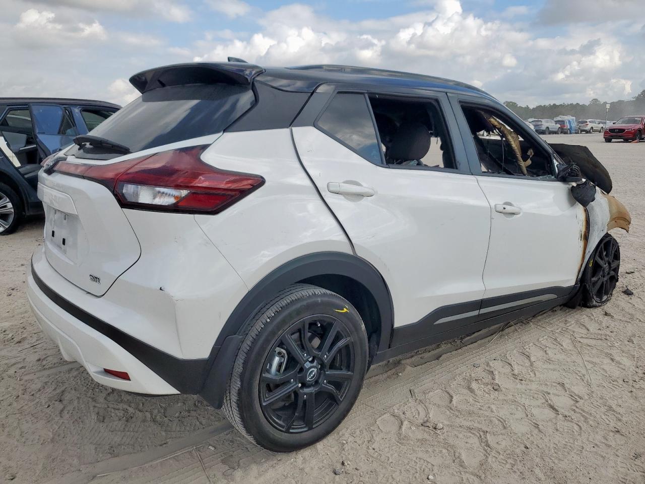 2023 NISSAN KICKS SR photo 3