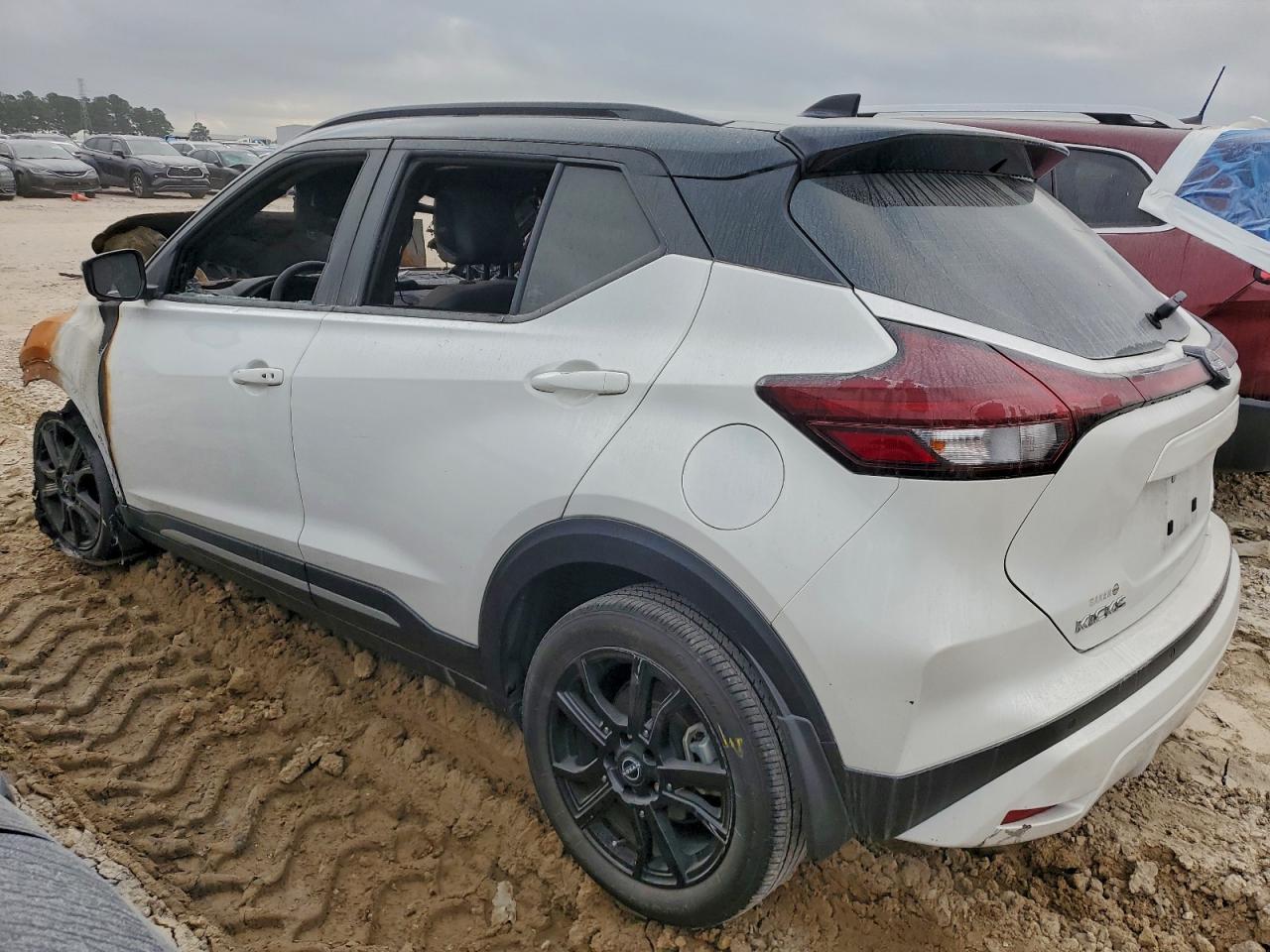 2023 NISSAN KICKS SR photo 2
