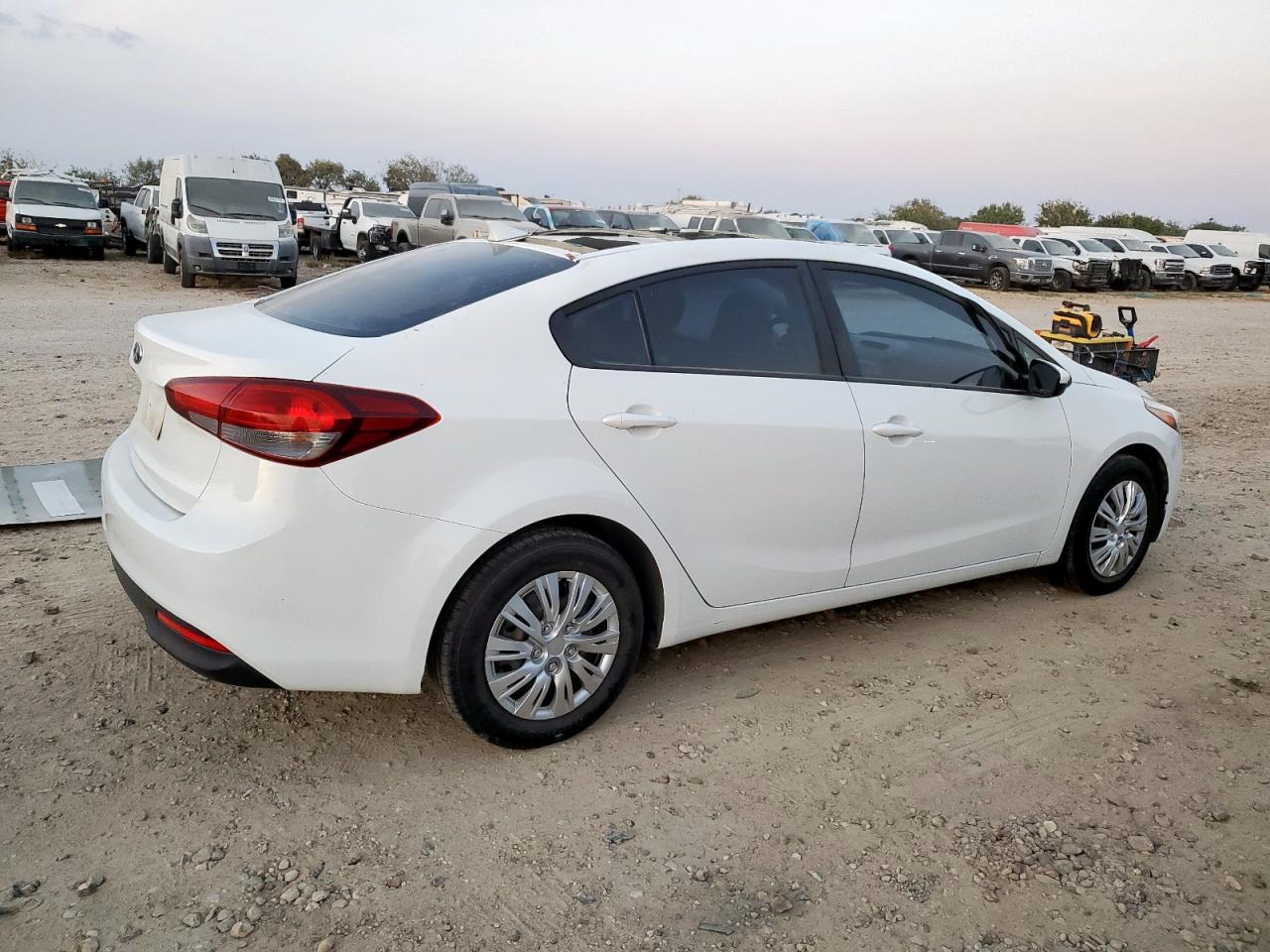 2017 KIA FORTE LX photo 5
