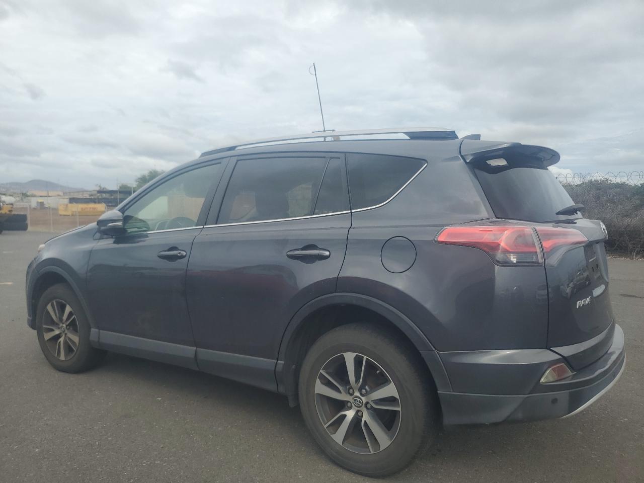 2016 TOYOTA RAV4 XLE photo 2