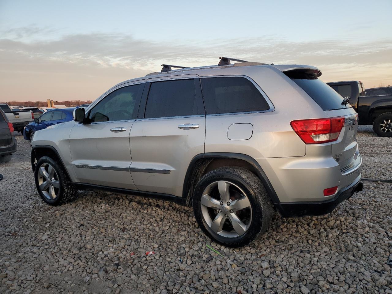 2011 JEEP GRAND CHEROKEE OVERLAND photo 3