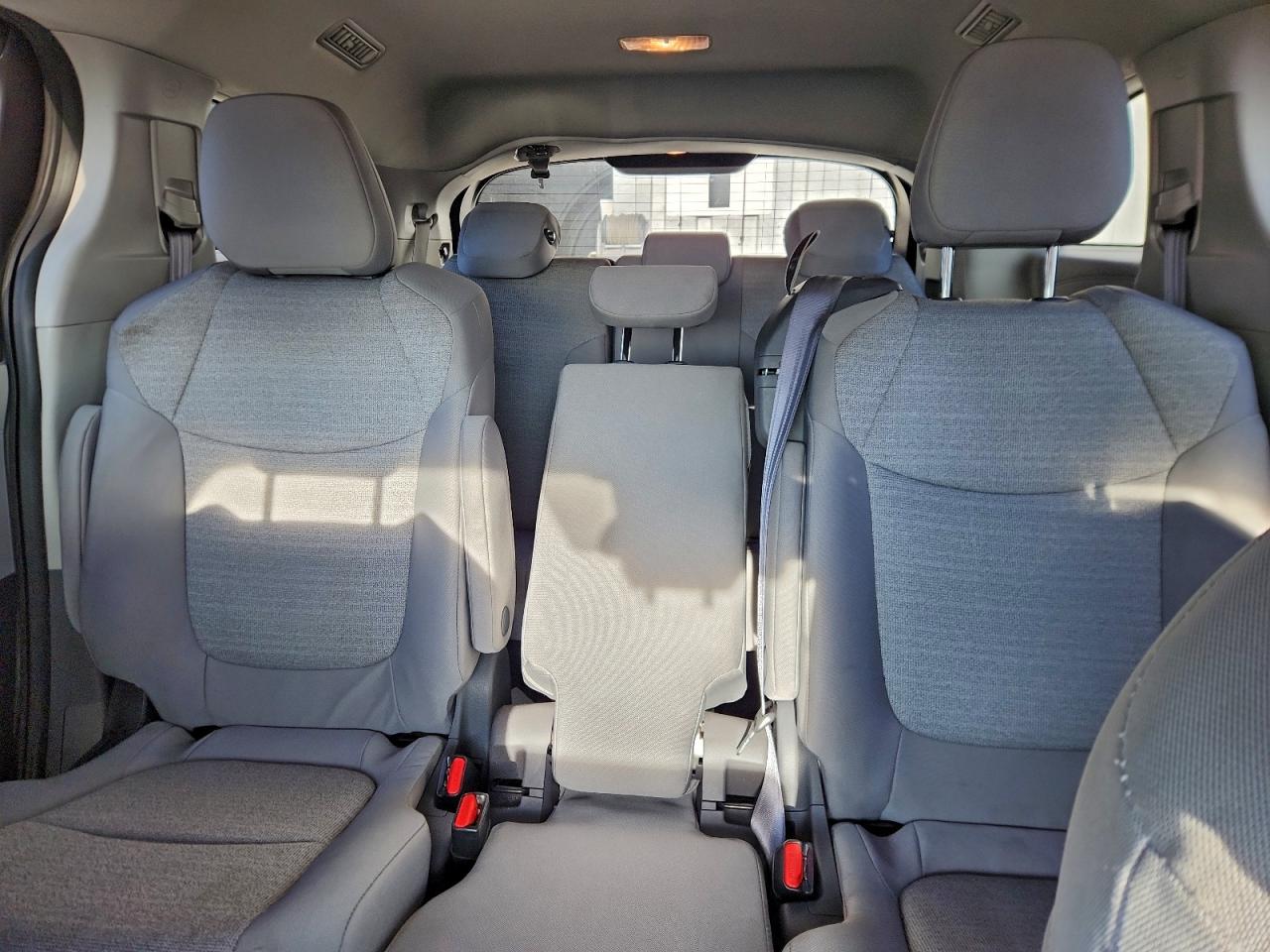 2021 TOYOTA SIENNA LE photo 10