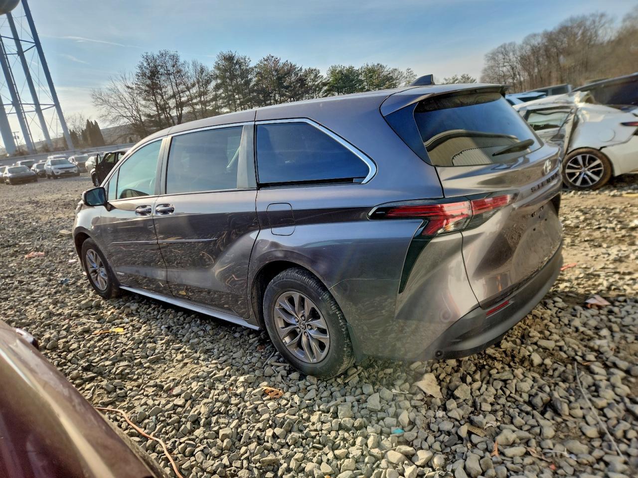 2021 TOYOTA SIENNA LE photo 2