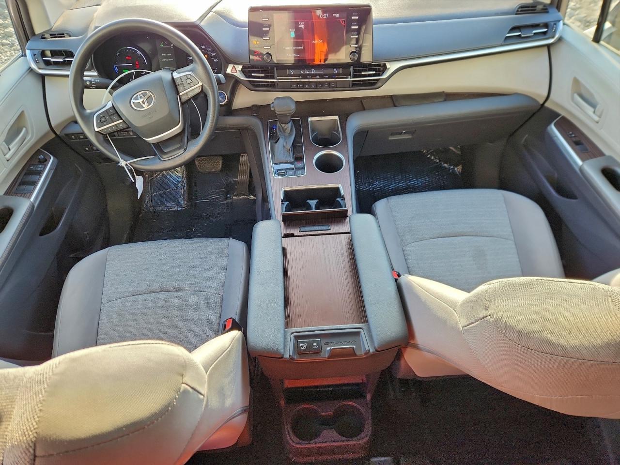 2021 TOYOTA SIENNA LE photo 8