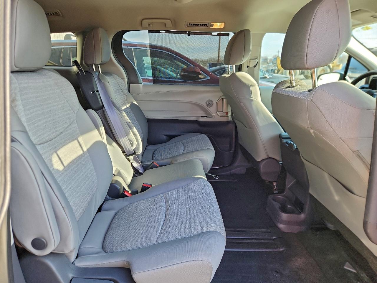 2021 TOYOTA SIENNA LE photo 11