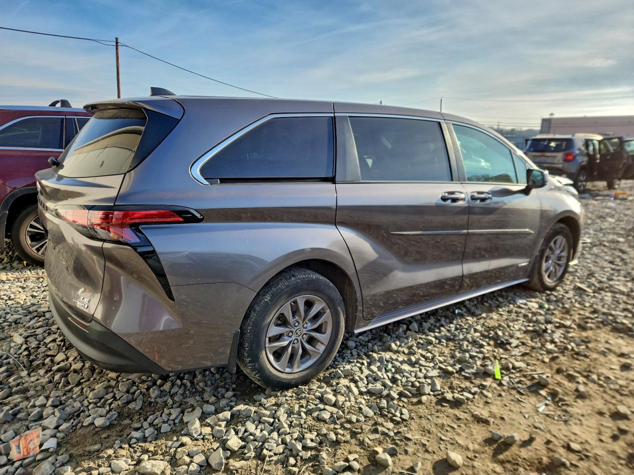 2021 TOYOTA SIENNA LE photo 3