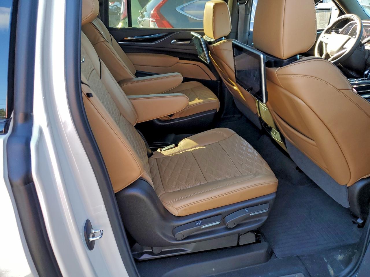 2024 CADILLAC ESCALADE ESV SPORT photo 31