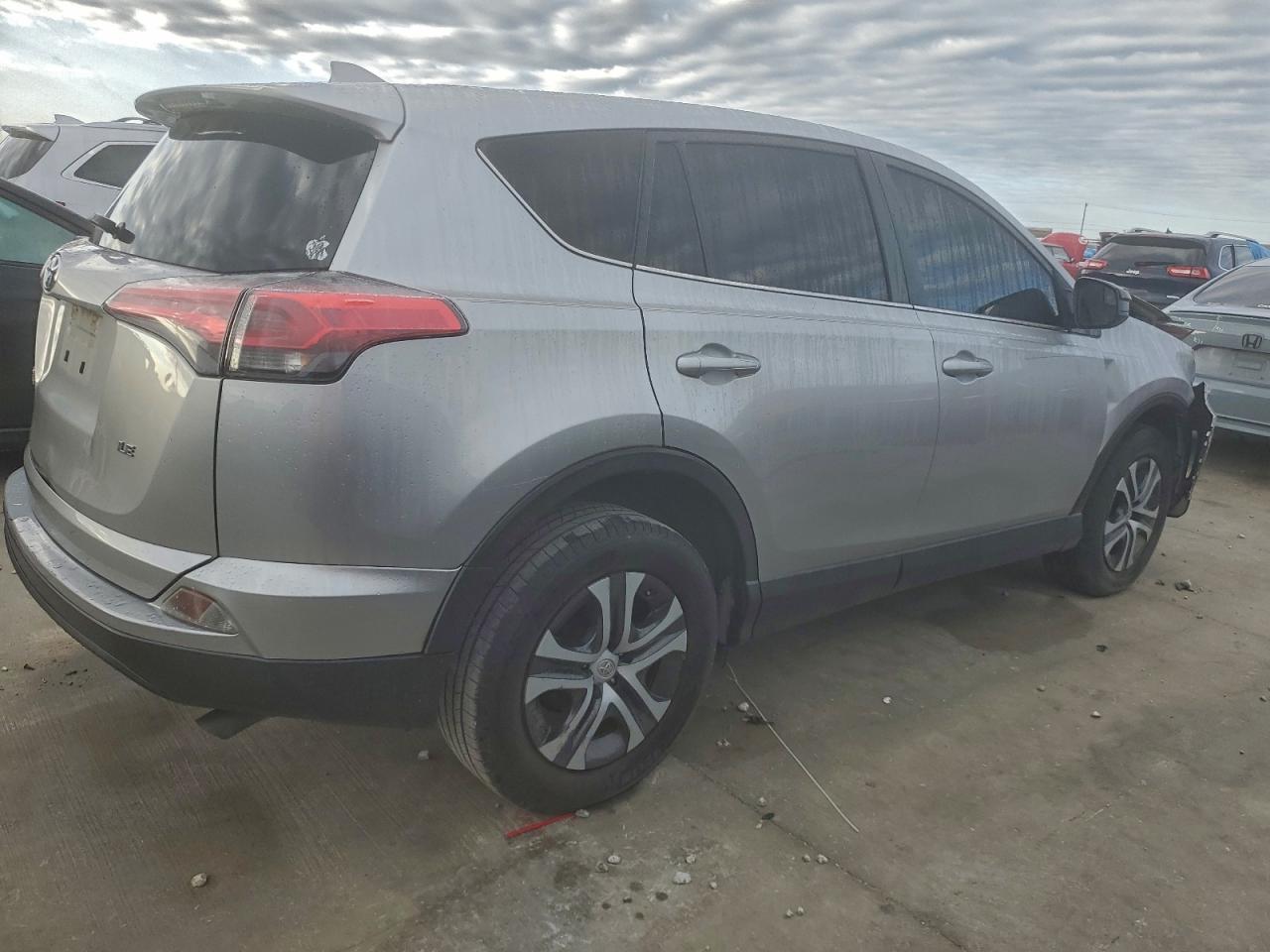 2018 TOYOTA RAV4 LE photo 5