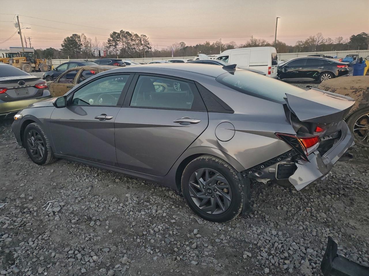 2024 HYUNDAI ELANTRA SEL photo 2