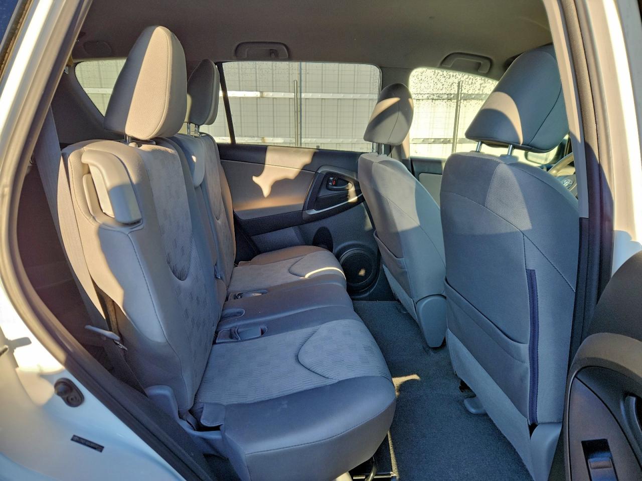 2011 TOYOTA RAV4 BASE photo 31
