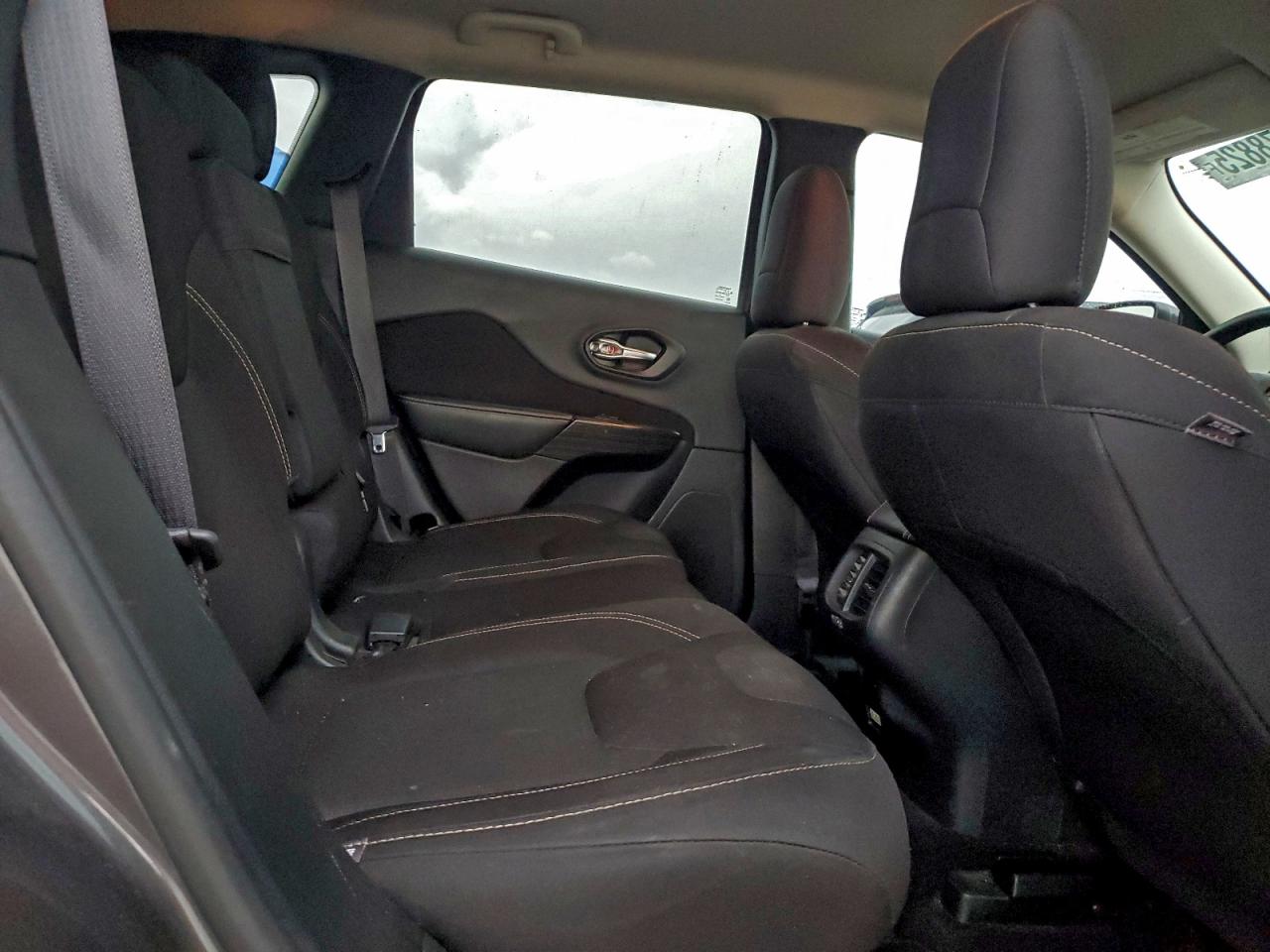 2016 JEEP CHEROKEE LATITUDE photo 11