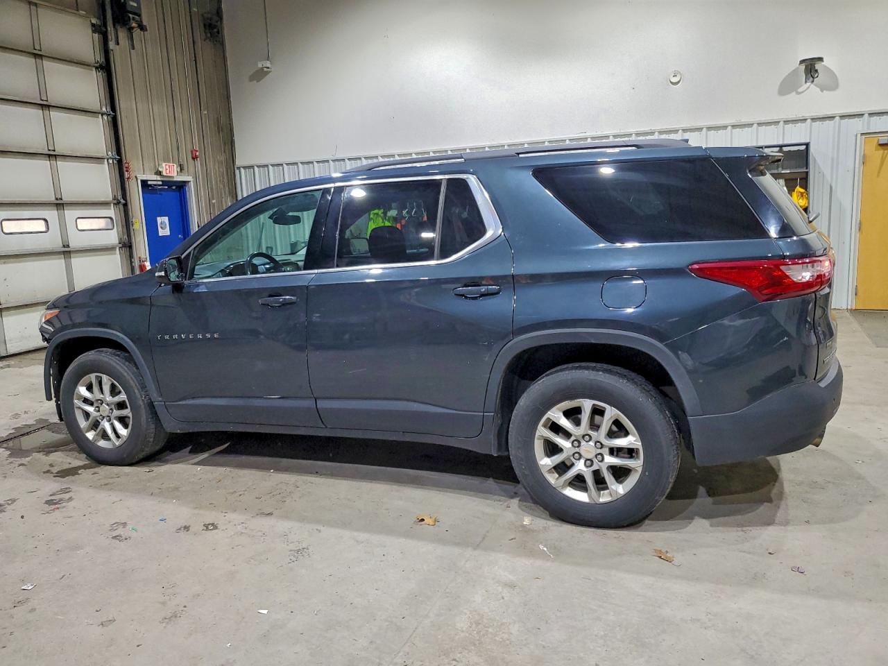 2019 CHEVROLET TRAVERSE LT photo 2