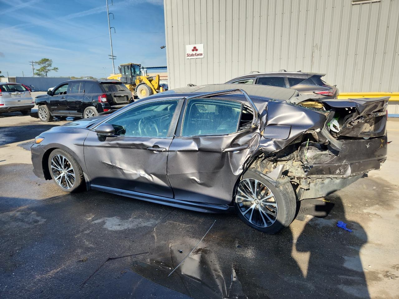 2018 TOYOTA CAMRY SE photo 3
