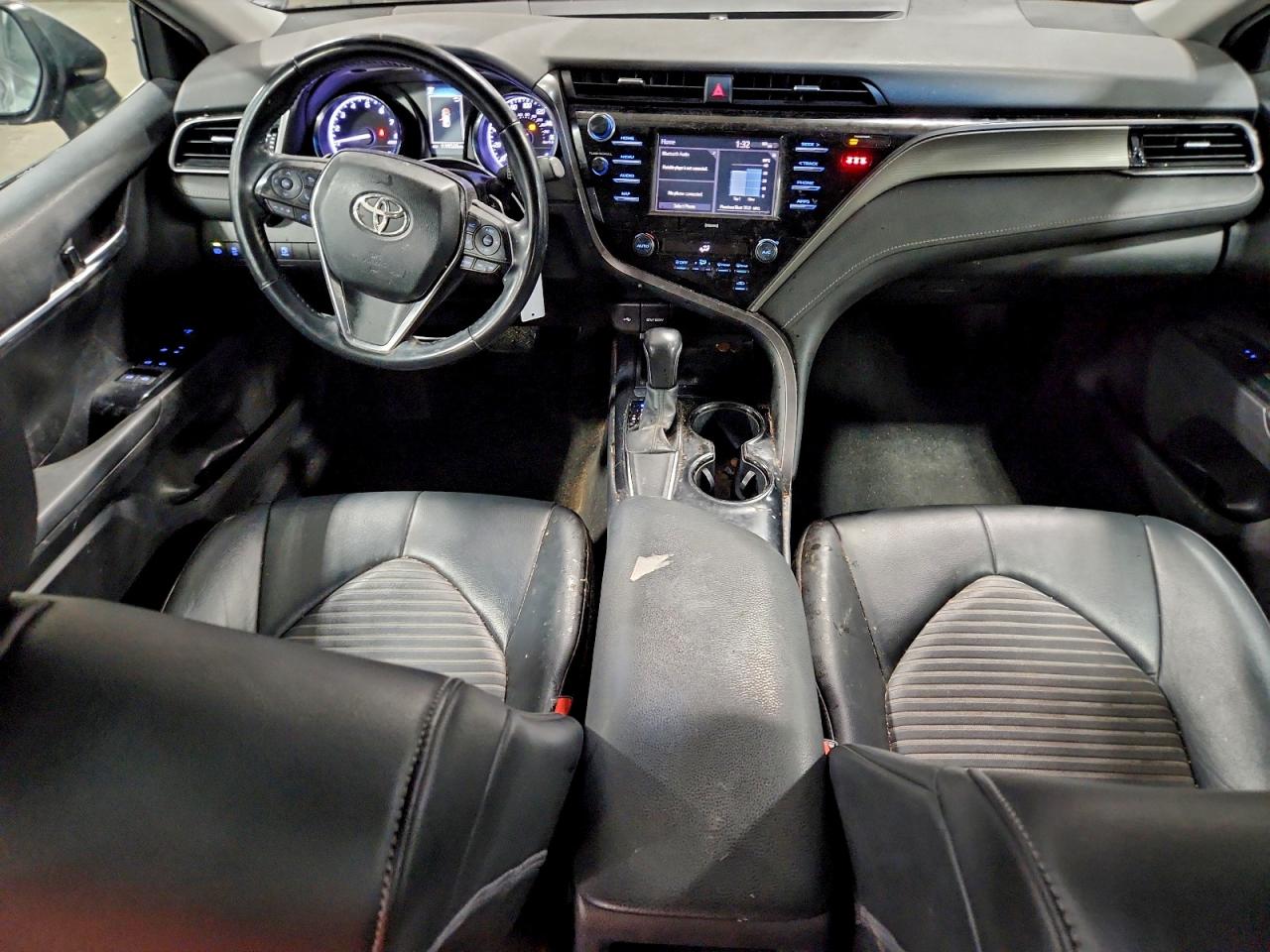 2020 TOYOTA CAMRY SE photo 8