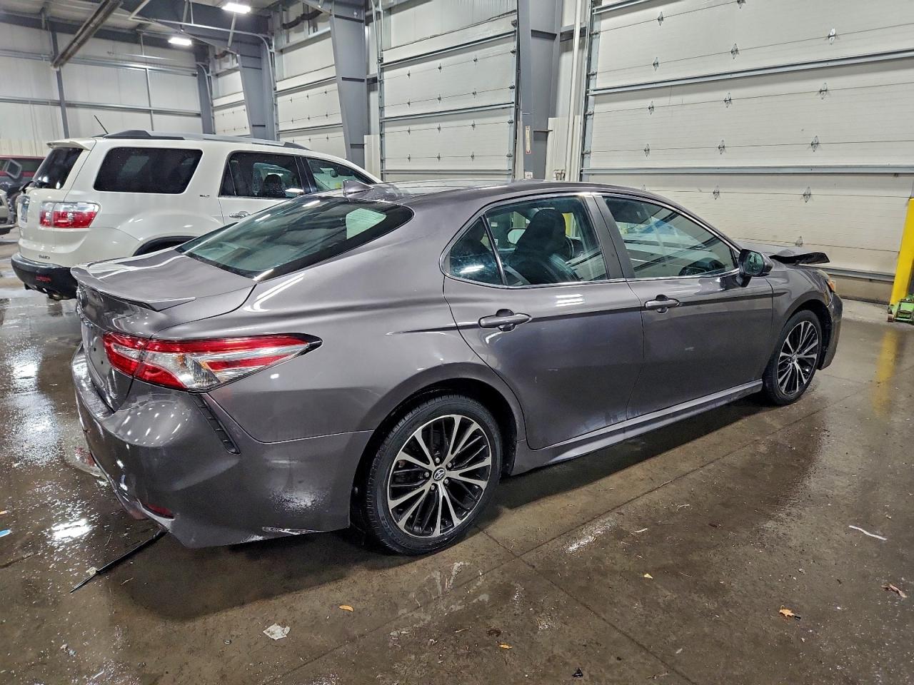2020 TOYOTA CAMRY SE photo 3
