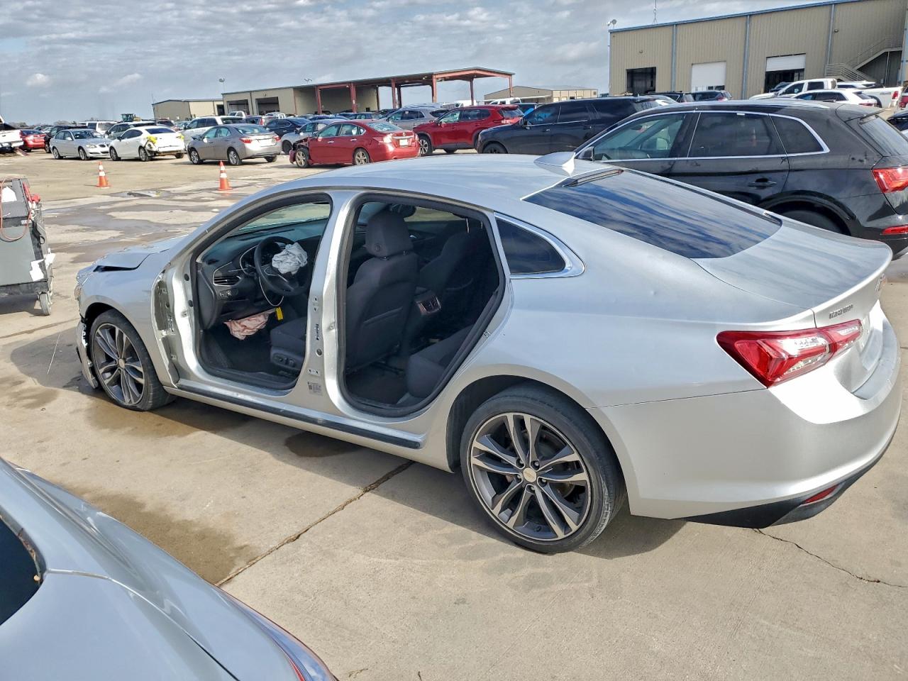 2022 CHEVROLET MALIBU LT photo 4