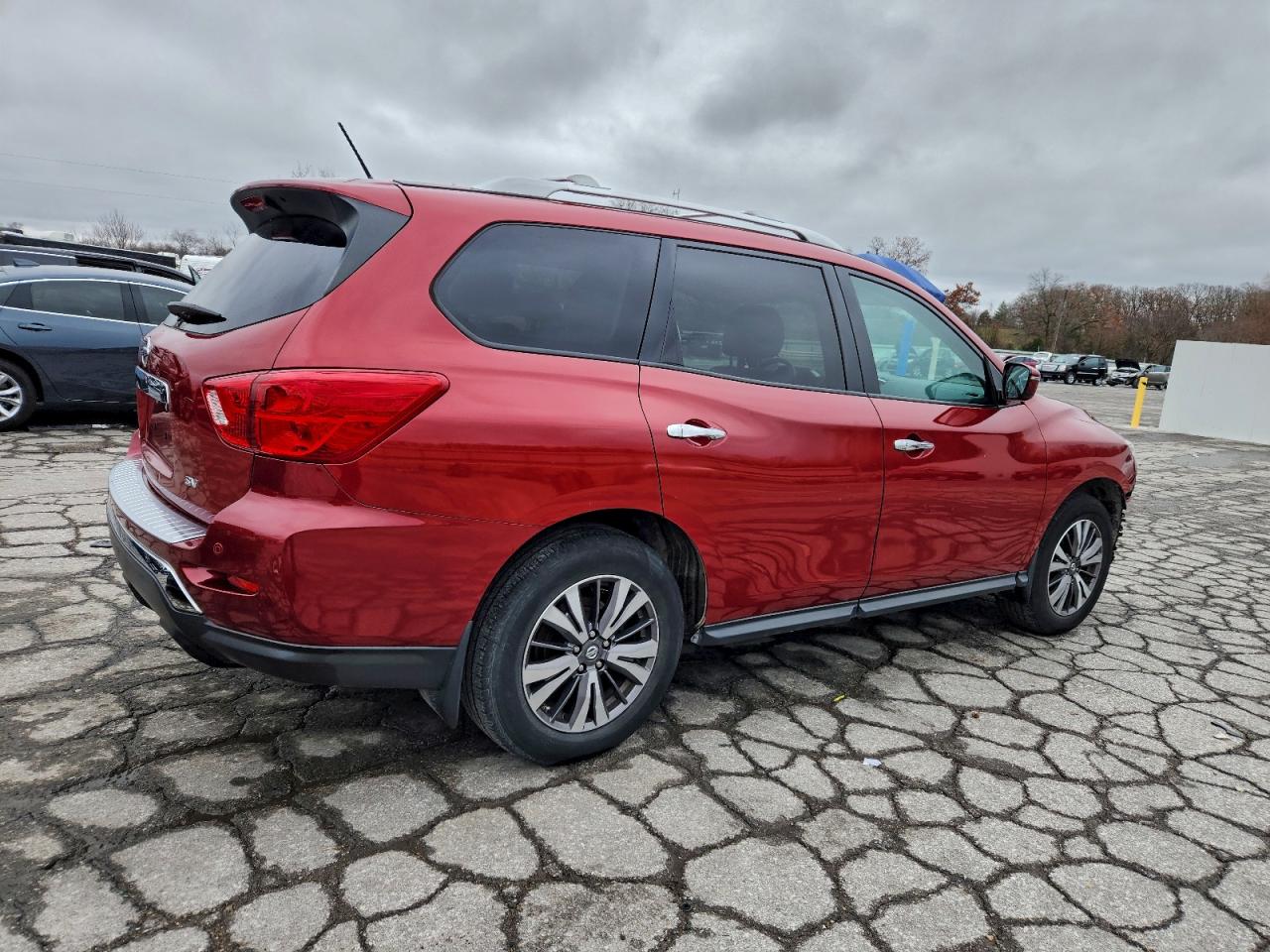 2017 NISSAN PATHFINDER SV photo 3