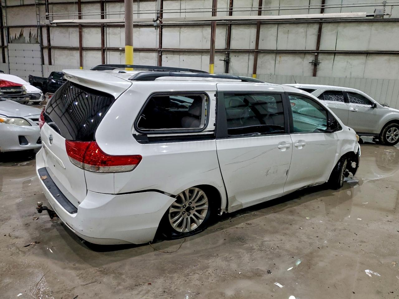 2013 TOYOTA SIENNA XLE 8-PASSENGER photo 5