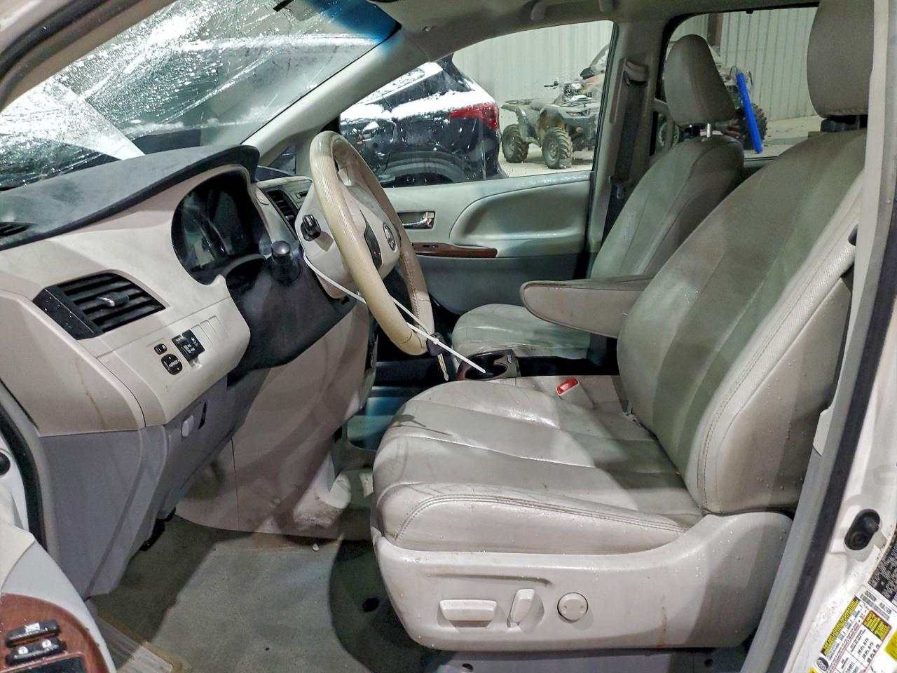 2013 TOYOTA SIENNA XLE 8-PASSENGER photo 13