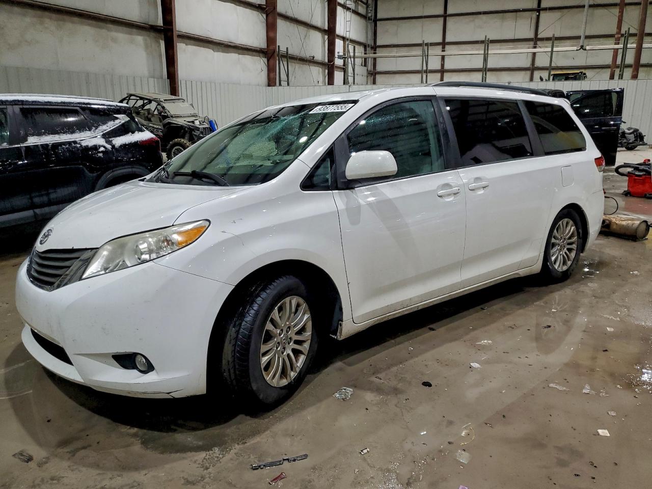 2013 TOYOTA SIENNA
