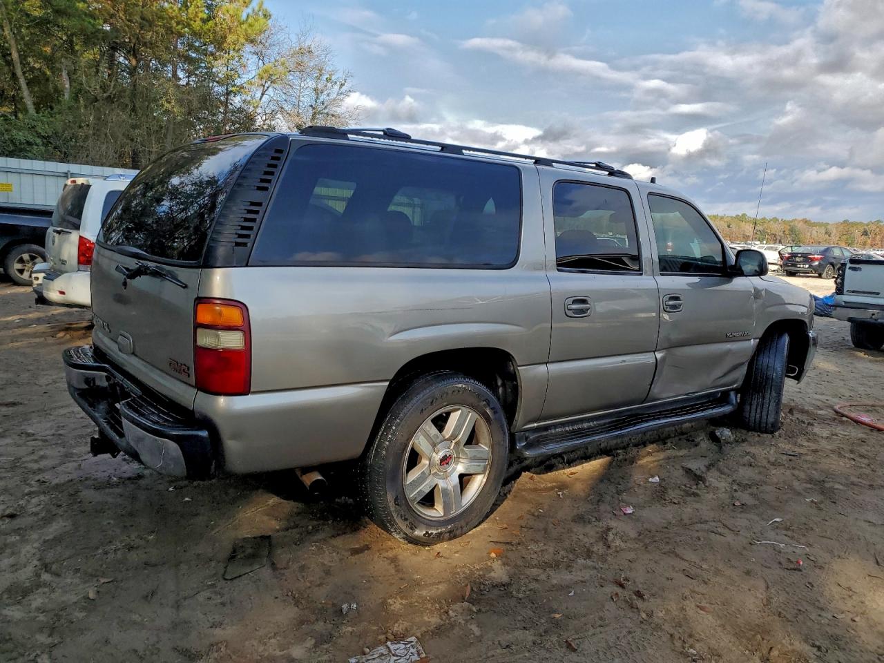2003 GMC YUKON XL C1500 photo 3