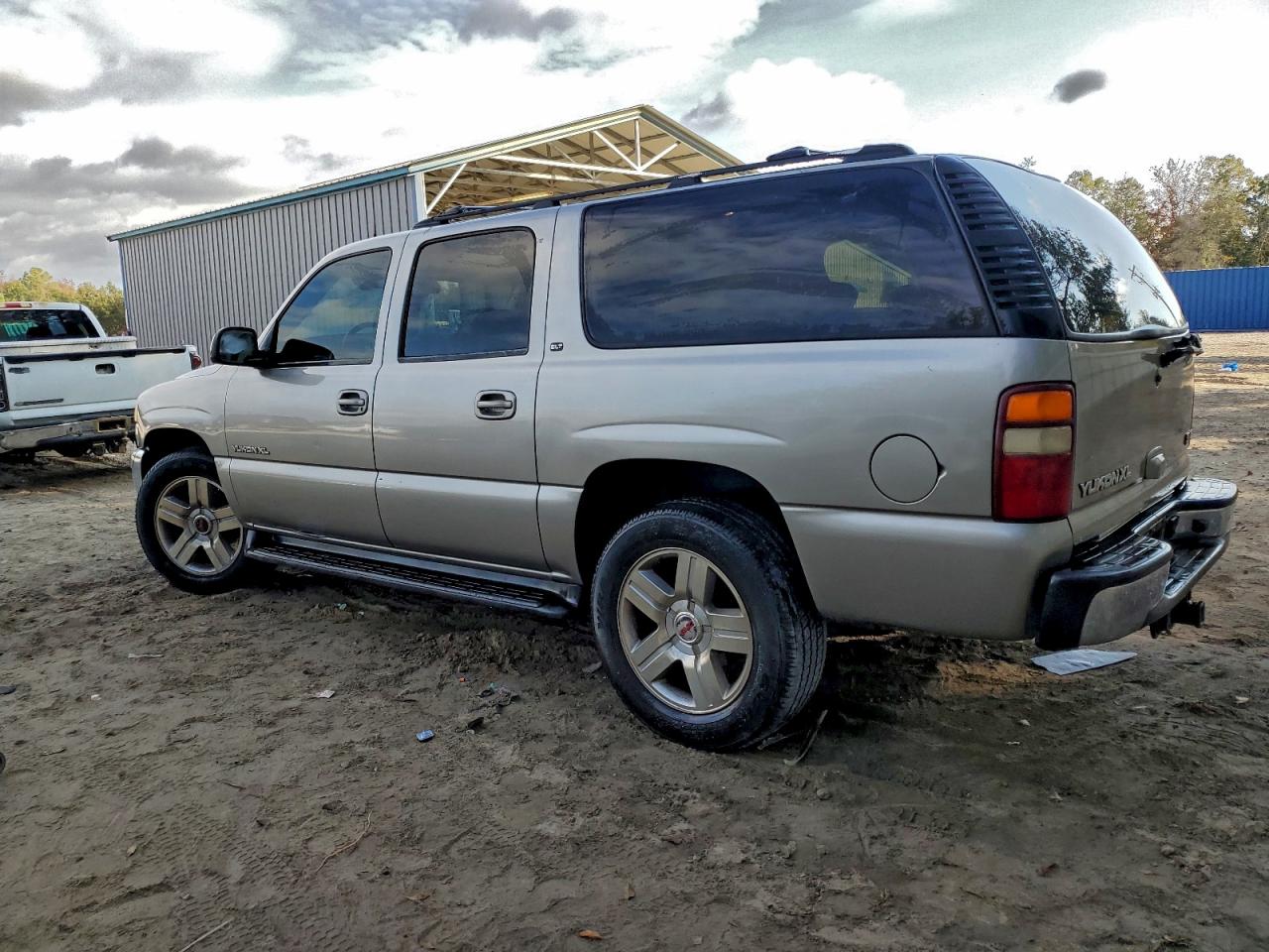 2003 GMC YUKON XL C1500 photo 2