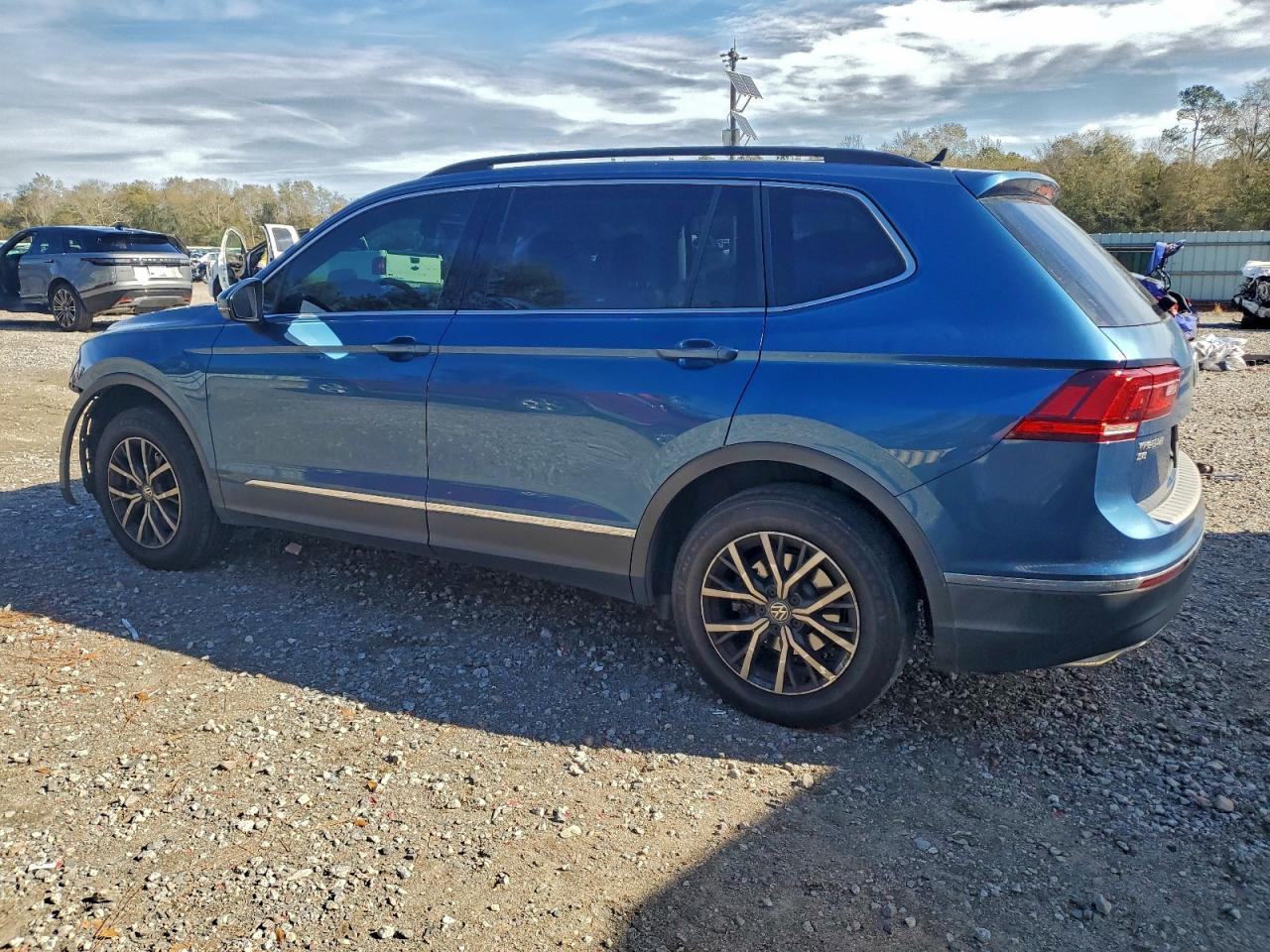 2020 VOLKSWAGEN TIGUAN SE photo 3