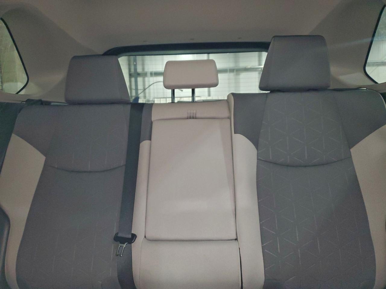 2022 TOYOTA RAV4 XLE photo 28