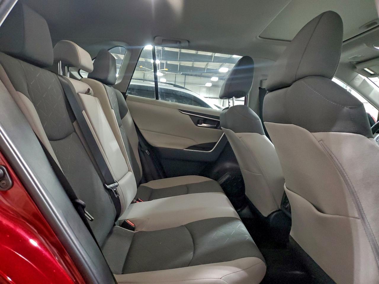 2022 TOYOTA RAV4 XLE photo 31