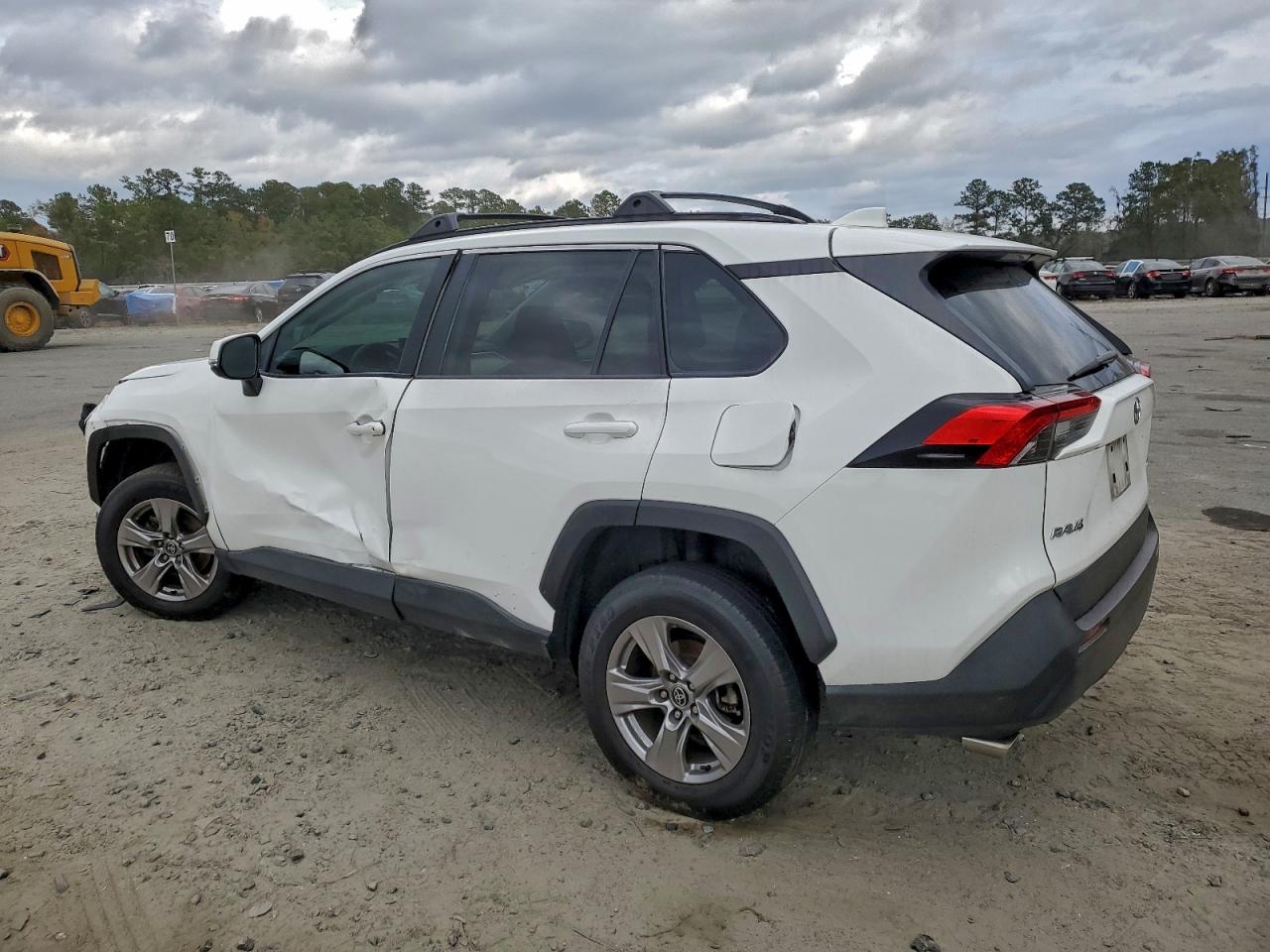 2022 TOYOTA RAV4 XLE photo 3