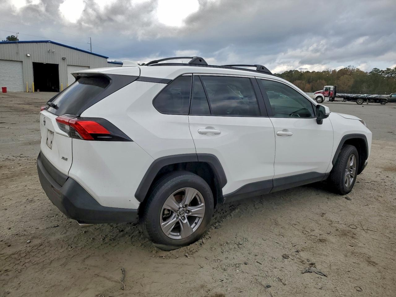 2022 TOYOTA RAV4 XLE photo 5