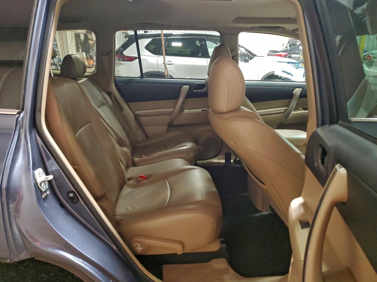 2012 TOYOTA HIGHLANDER SE photo 11
