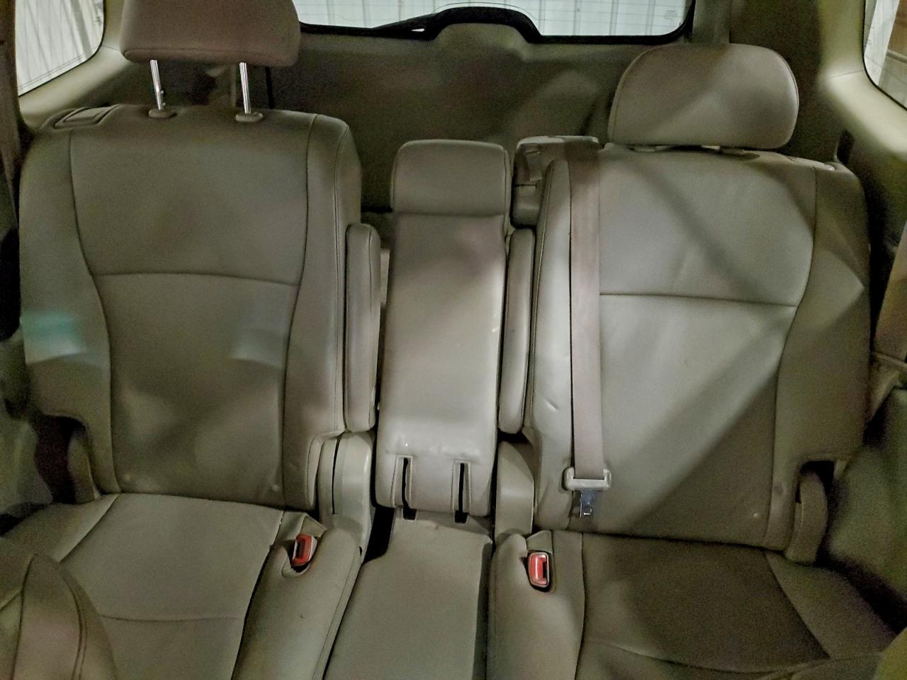 2012 TOYOTA HIGHLANDER SE photo 10