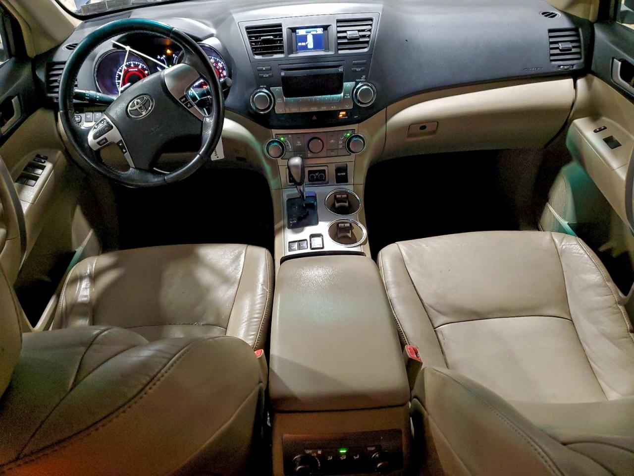 2012 TOYOTA HIGHLANDER SE photo 8