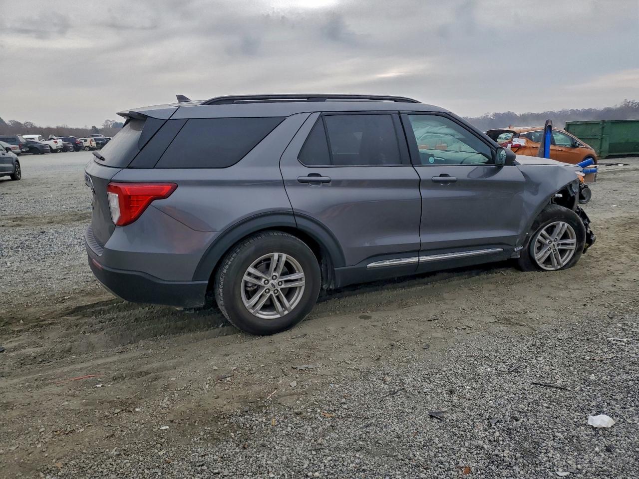 2024 FORD EXPLORER XLT photo 3