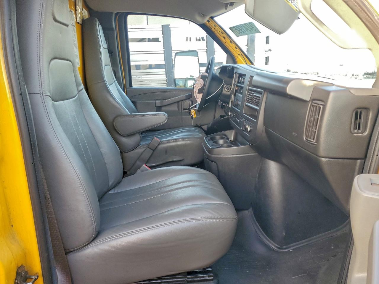 2022 GMC SAVANA BOX TRUCK photo 31