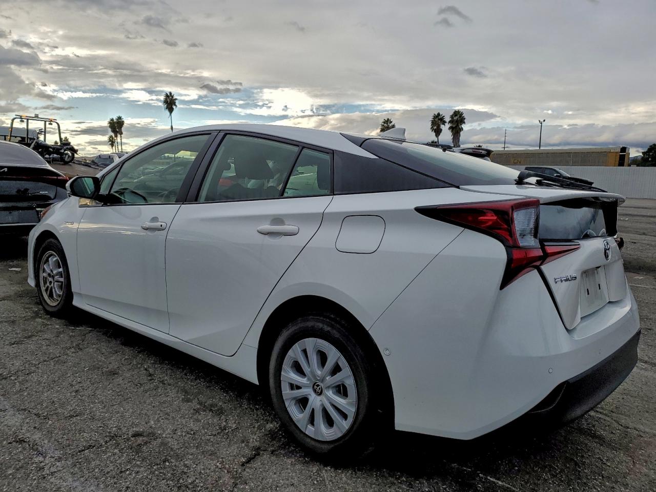 2019 TOYOTA PRIUS photo 2