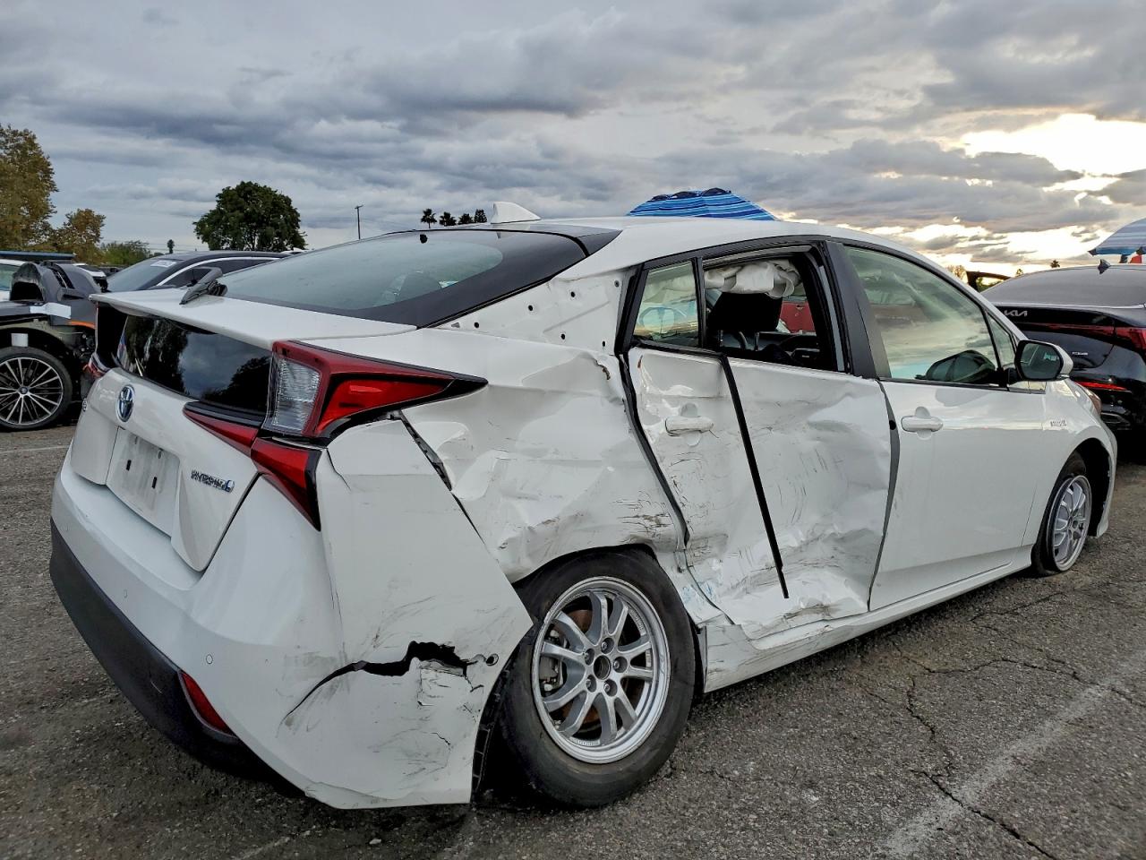 2019 TOYOTA PRIUS photo 3