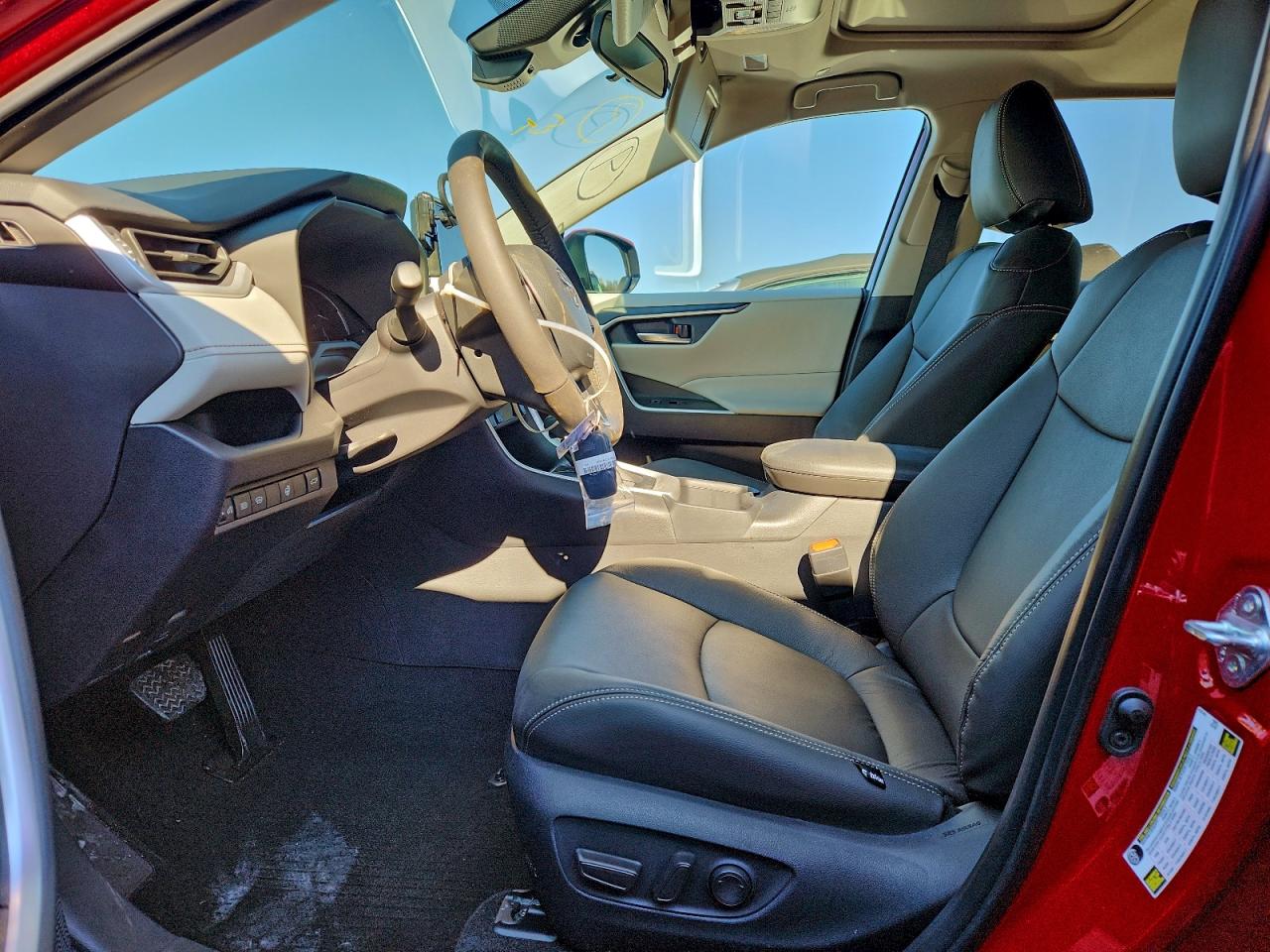2025 TOYOTA RAV4 XLE photo 13