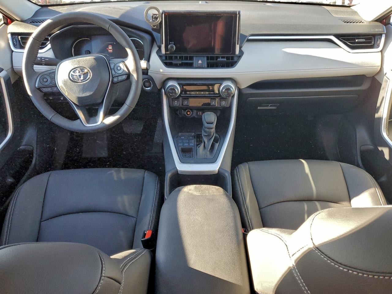 2025 TOYOTA RAV4 XLE photo 15