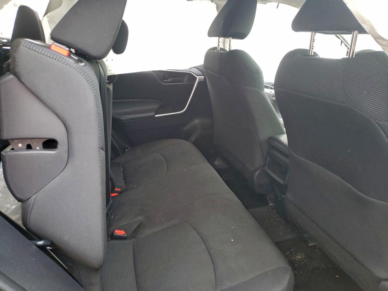 2021 TOYOTA RAV4 LE photo 19