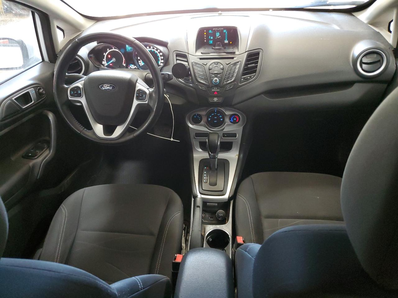 2015 FORD FIESTA SE photo 8