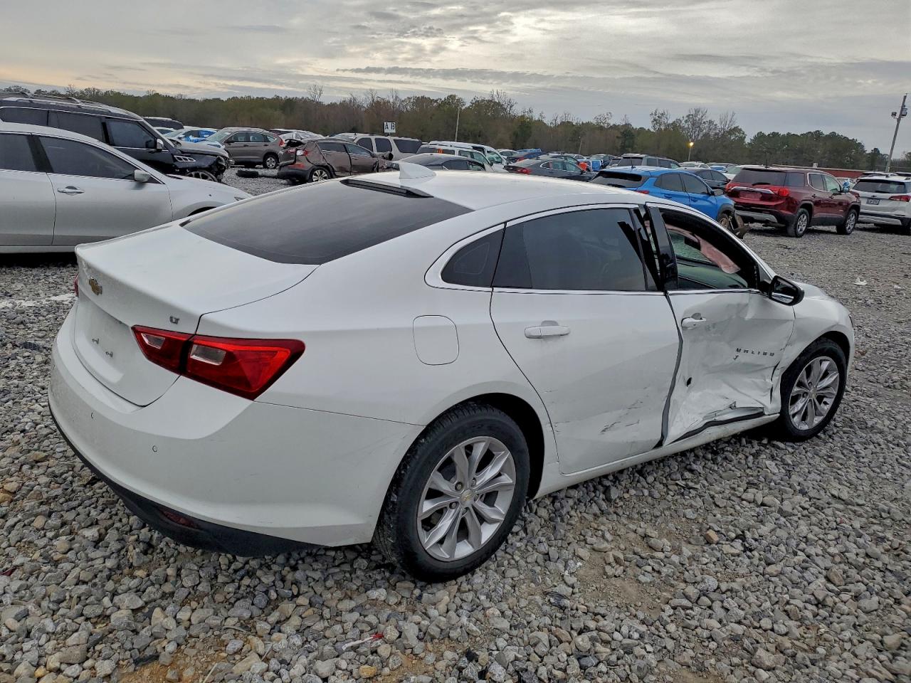 2024 CHEVROLET MALIBU LT photo 3