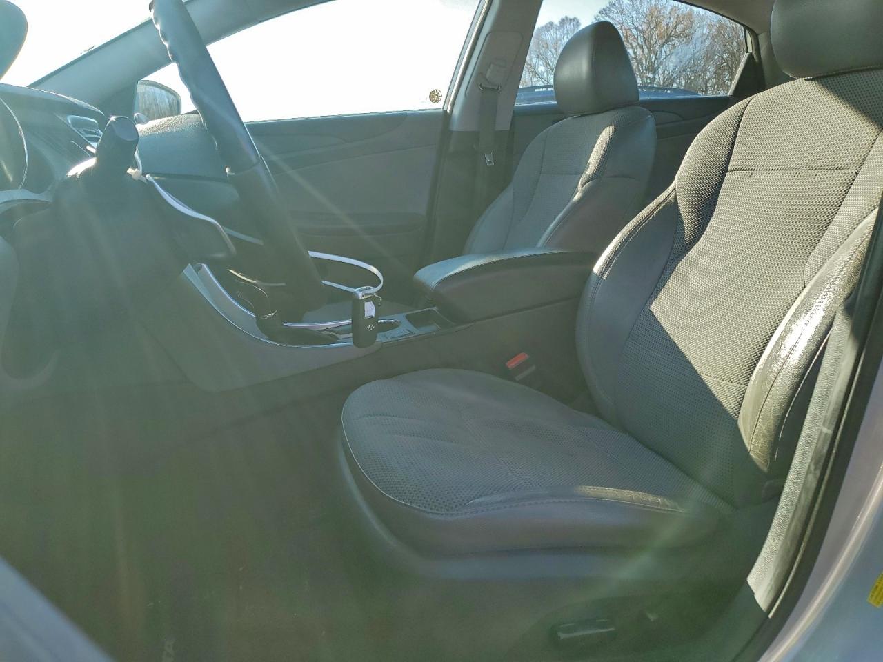 2013 HYUNDAI SONATA SE photo 7