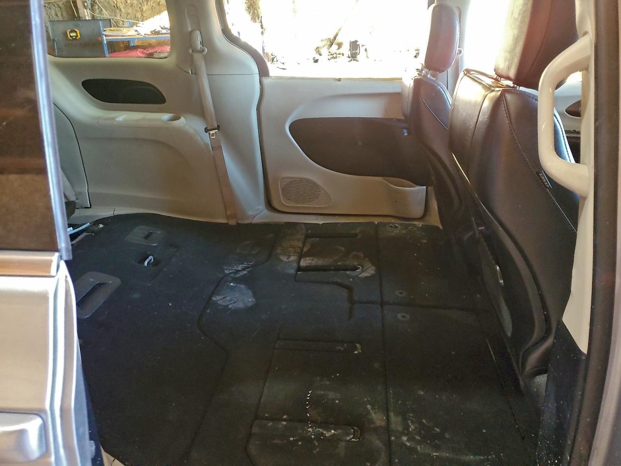 2020 CHRYSLER VOYAGER LXI photo 31
