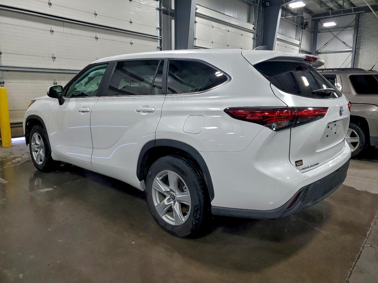 2023 TOYOTA HIGHLANDER HYBRID LE photo 3