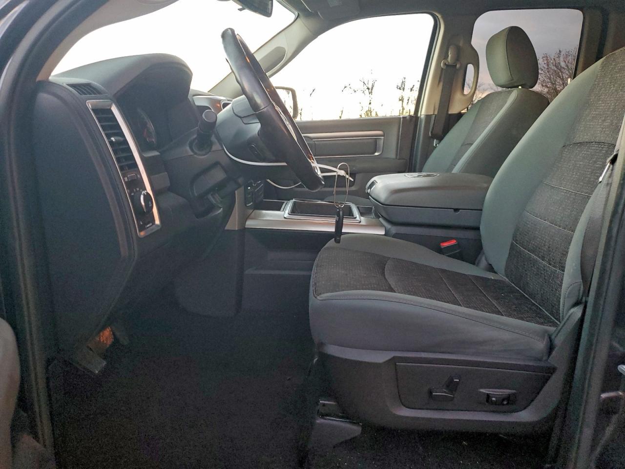 2015 RAM 1500 SLT photo 13