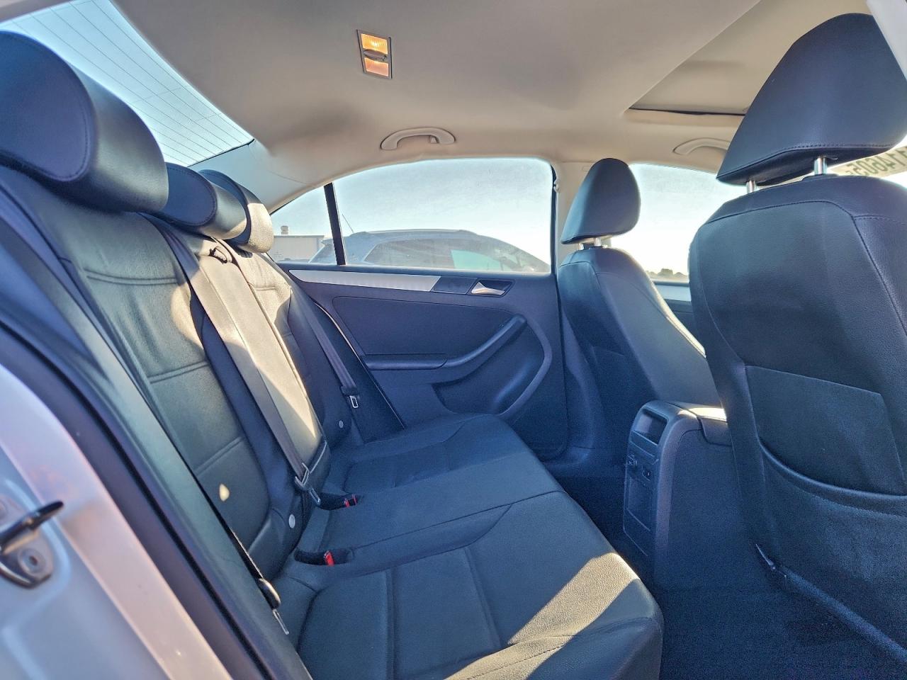2011 VOLKSWAGEN JETTA SEL photo 19